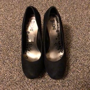 Black wedges